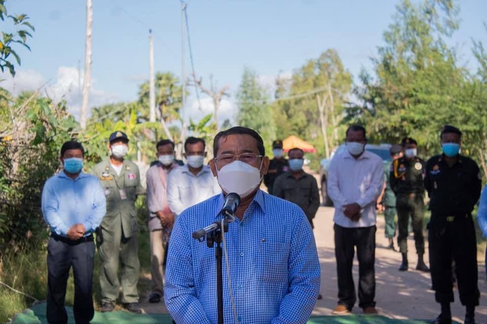អភិបាលខេត្តតាកែវ អញ្ជើញនាំយកអំណោយផ្ដល់ជូនពលរដ្ឋ ចំនួន ១៨៨គ្រួសារ នៅភូមិបិទខ្ទប់ភូមិសាស្រ្តភូមិតាបួរ ឃុំពេជសារ ស្រុកកោះអណ្ដែត