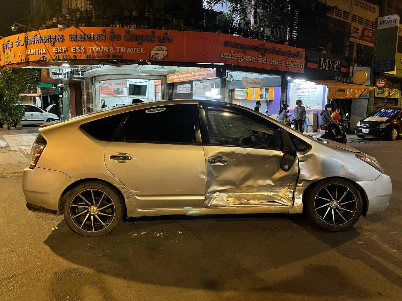 បុរសម្នាក់ បើករថយន្ត Lexus មួយគ្រឿងបុករថយន្ត prius ពេញទំហឹងនៅផ្លូវបំបែកជាបួន បណ្ដាលឱ្យរងការខូចខាតយ៉ាងដំណំ