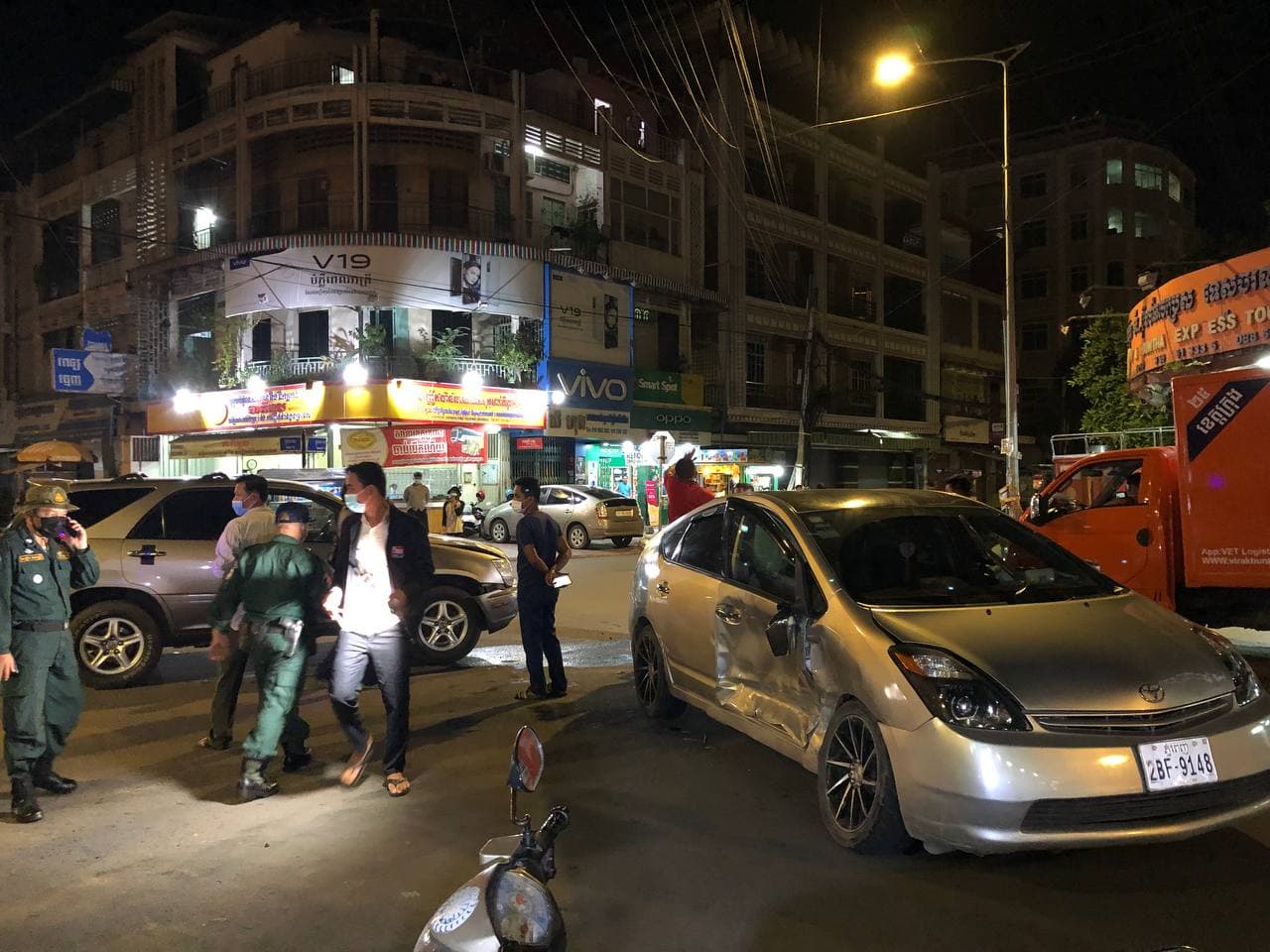 បុរសម្នាក់ បើករថយន្ត Lexus មួយគ្រឿងបុករថយន្ត prius ពេញទំហឹងនៅផ្លូវបំបែកជាបួន បណ្ដាលឱ្យរងការខូចខាតយ៉ាងដំណំ