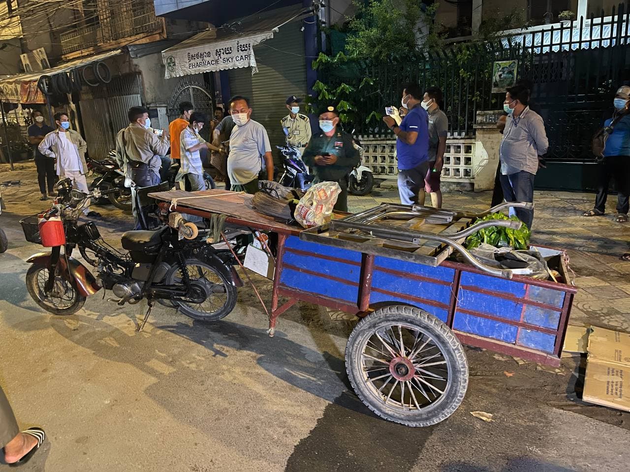 ជនសង្ស័យ ២នាក់ បានធ្វើសកម្មភាពលួចតុ និងកៅអី នៅអាហារដ្ឋានមួយកន្លែងបានសម្រេច តែត្រូវបានសមត្ថកិច្ចឃាត់ខ្លួន