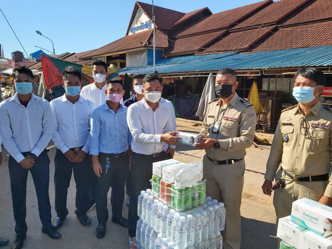អំណោយសប្បុរសធម៌បានឧបត្ថម្ភដល់កងកម្លាំងប៉ូលិស កងរាជអាវុធហត្ថ ប្រជាការពារភូមិចំនួន ១៦គោលដៅនៅក្នុងតំបន់បិទខ្ទប់នៃក្រុងសៀមរាប