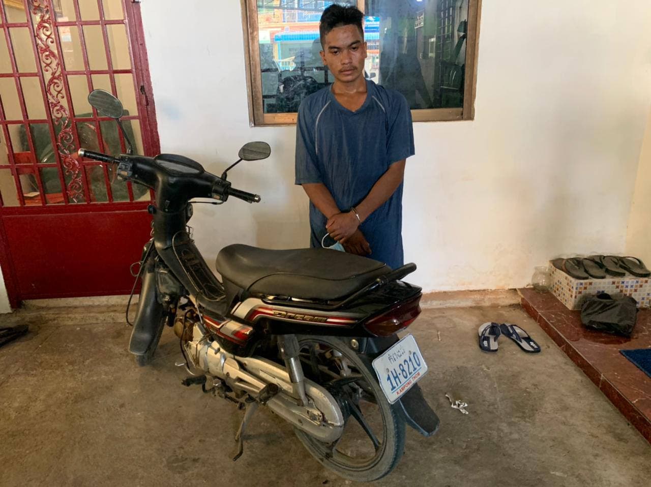 លួចម៉ូតូបានសម្រេច តែម្ចាស់ស្រែថាចោរៗផ្អេីលដល់ សន្តិសុខបុរីប៉េងហួត និងសមត្ថកិច្ចឃាត់ខ្លួនបានម្នាក់