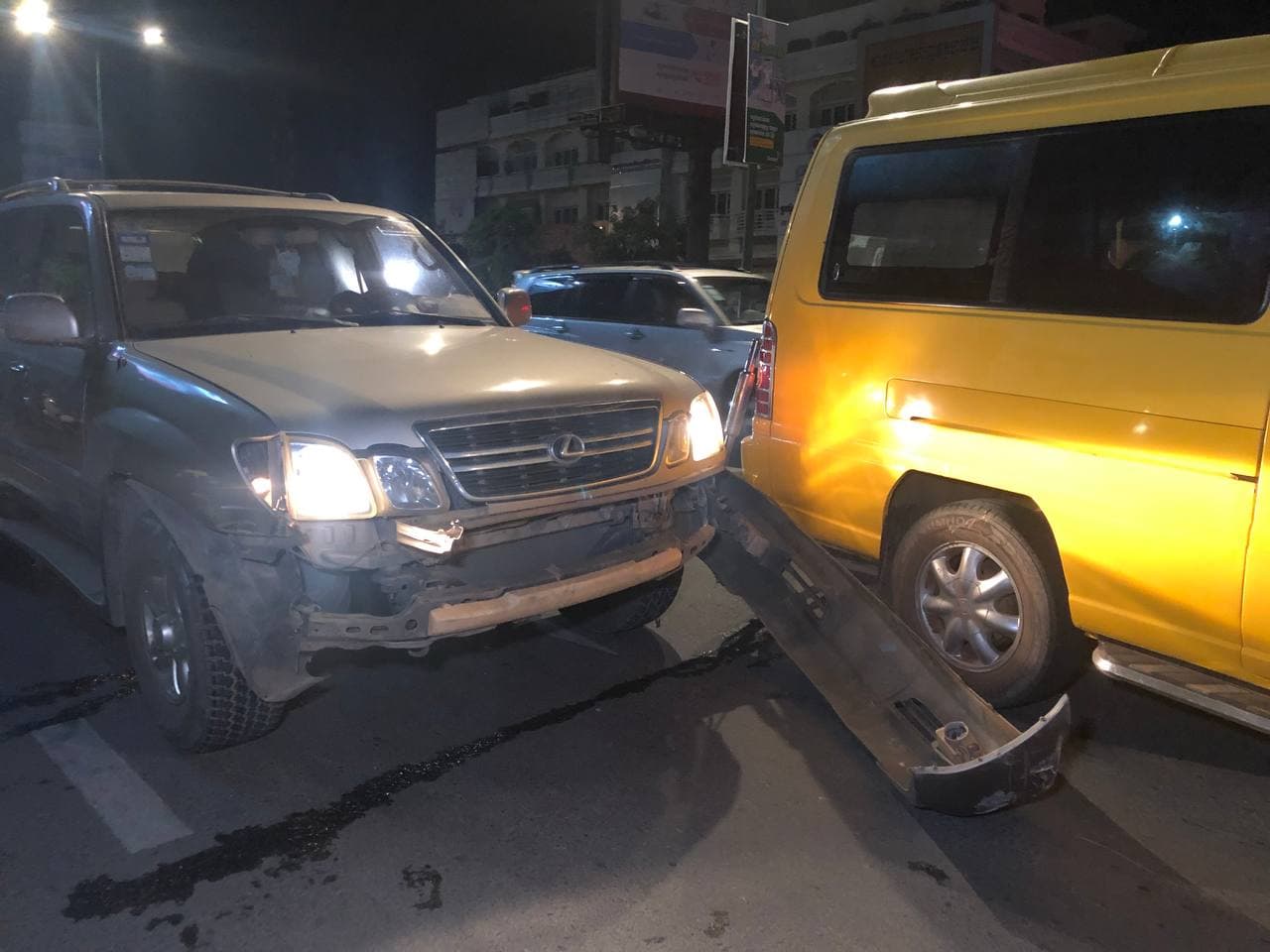 រថយន្ត LEXUS 470 បុករថយន្តសាំយ៉ុង នៅមុខព្រលានយន្តហោះពោធិ៍ចិនតុង រងការខូចខាត