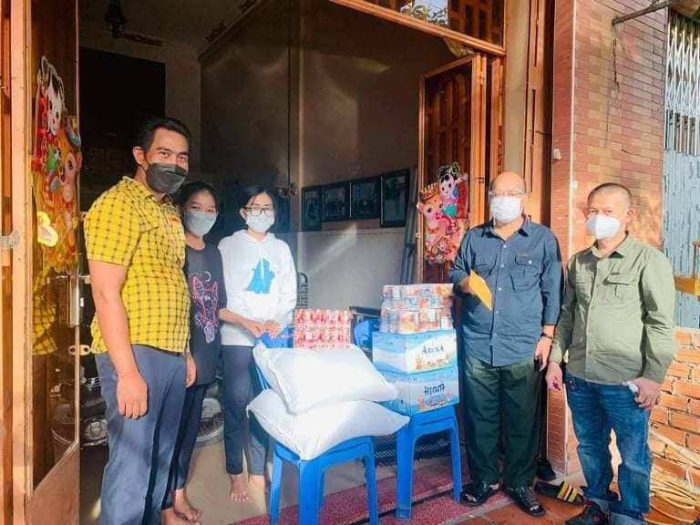 អំណោយរបស់ឯកឧត្តម សុខ ប្រសិទ្ធិ ត្រូវបានក្រុមការងារសម្ពន្ធយុវជនអាហារូបករណ៍ (ស២)យកទៅប្រគល់ជូនដល់សមាជិកដែលជួបការលំបាក