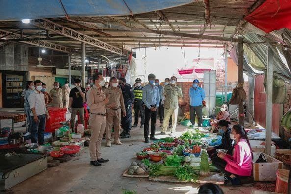 អាជ្ញាធរស្រុកបន្ទាយស្រី សម្រេចបិទផ្សារព្រះដាក់ និងកំណាត់ផ្លូវសងខាងបរិវេណផ្សារជាបណ្តោះអាសន្ន ដើម្បីកាត់ផ្តាច់ហានិភ័យនៃការឆ្លងជំងឺកូវីដ១៩