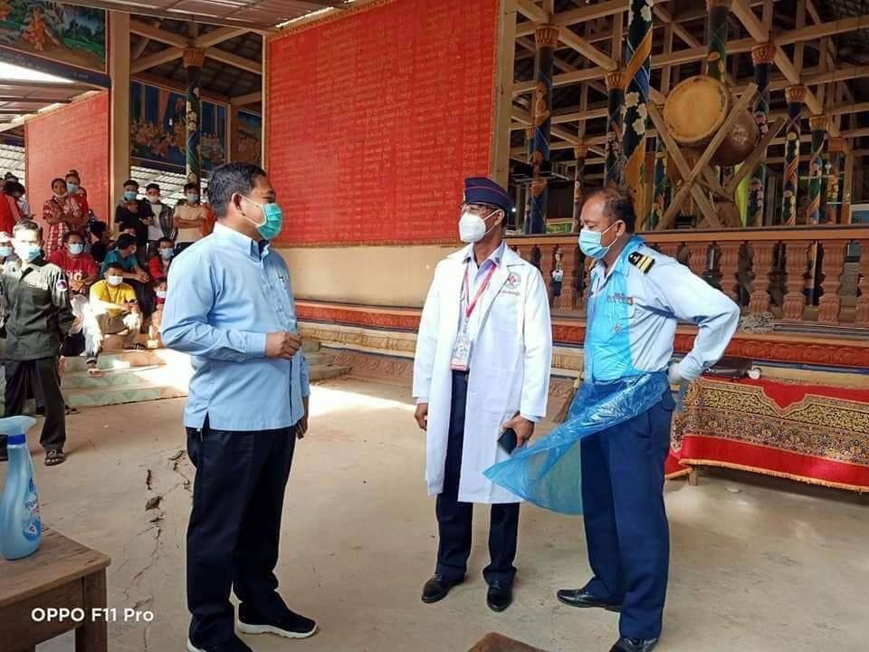 លោក កេត ម៉ៅ អភិបាលស្រុកសំរោងបានអញ្ជើញចុះសួរសុខទុក្ខបងប្អូនប្រជាពលរដ្ឋដែលចាក់វ៉ាក់សាំងដូសទី២ នៅវត្តអង្គរកូវ