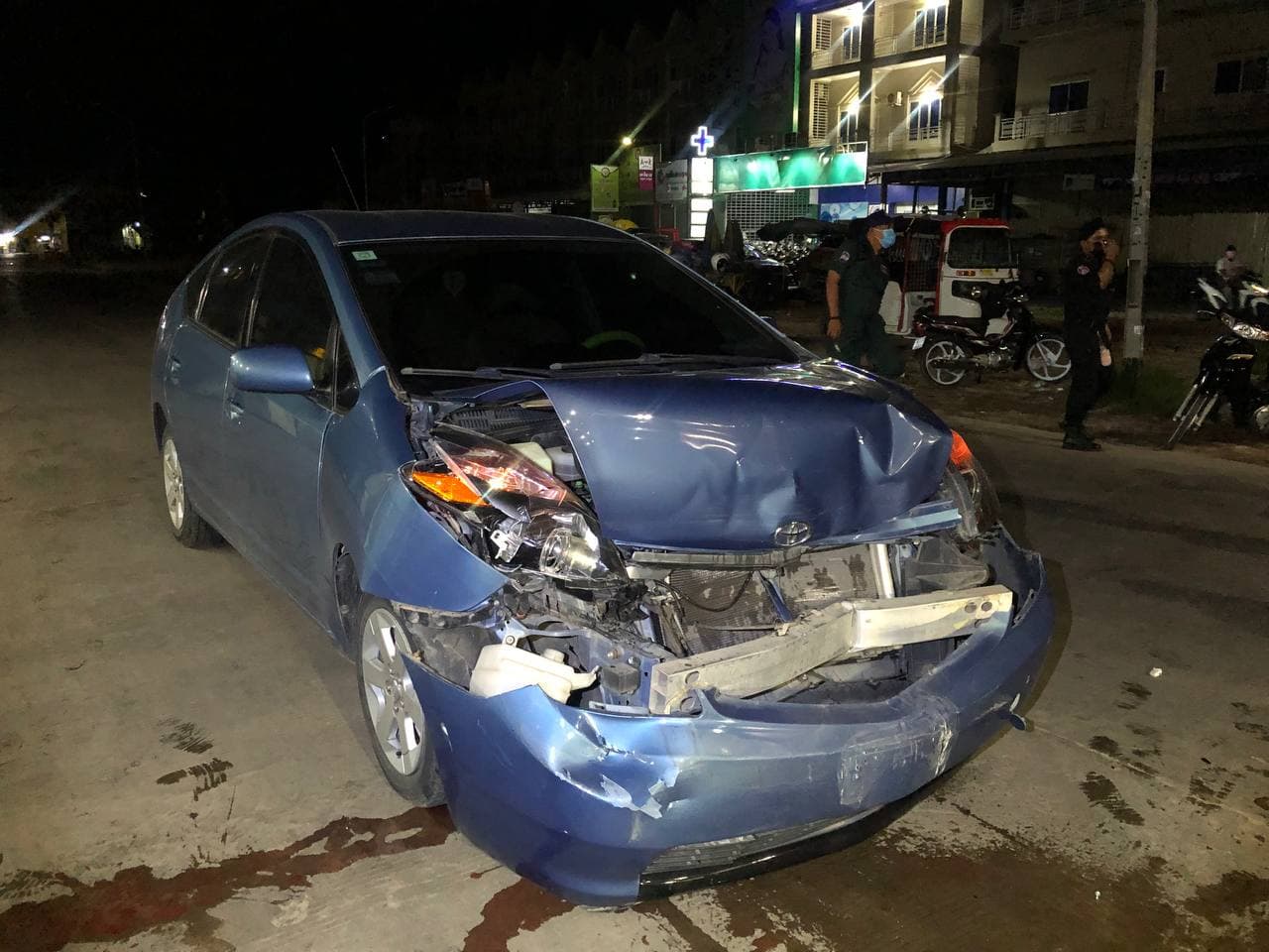រថយន្ត Prius បុករថយន្ត LEXUS និងរុញបុកឡាំប្រឺតា ពីក្រោយទៀតរងការខូចខាតយ៉ាងដំណំ