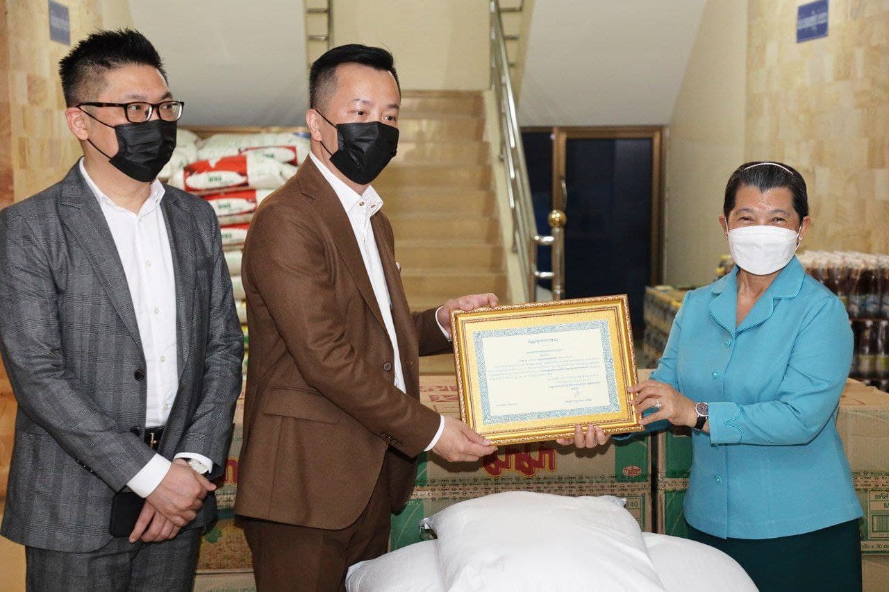 លោកជំទាវ ម៉ែន សំអន បានទទួលស្បៀងអាហារពីក្រុមហ៊ុន LIXIN GROUP