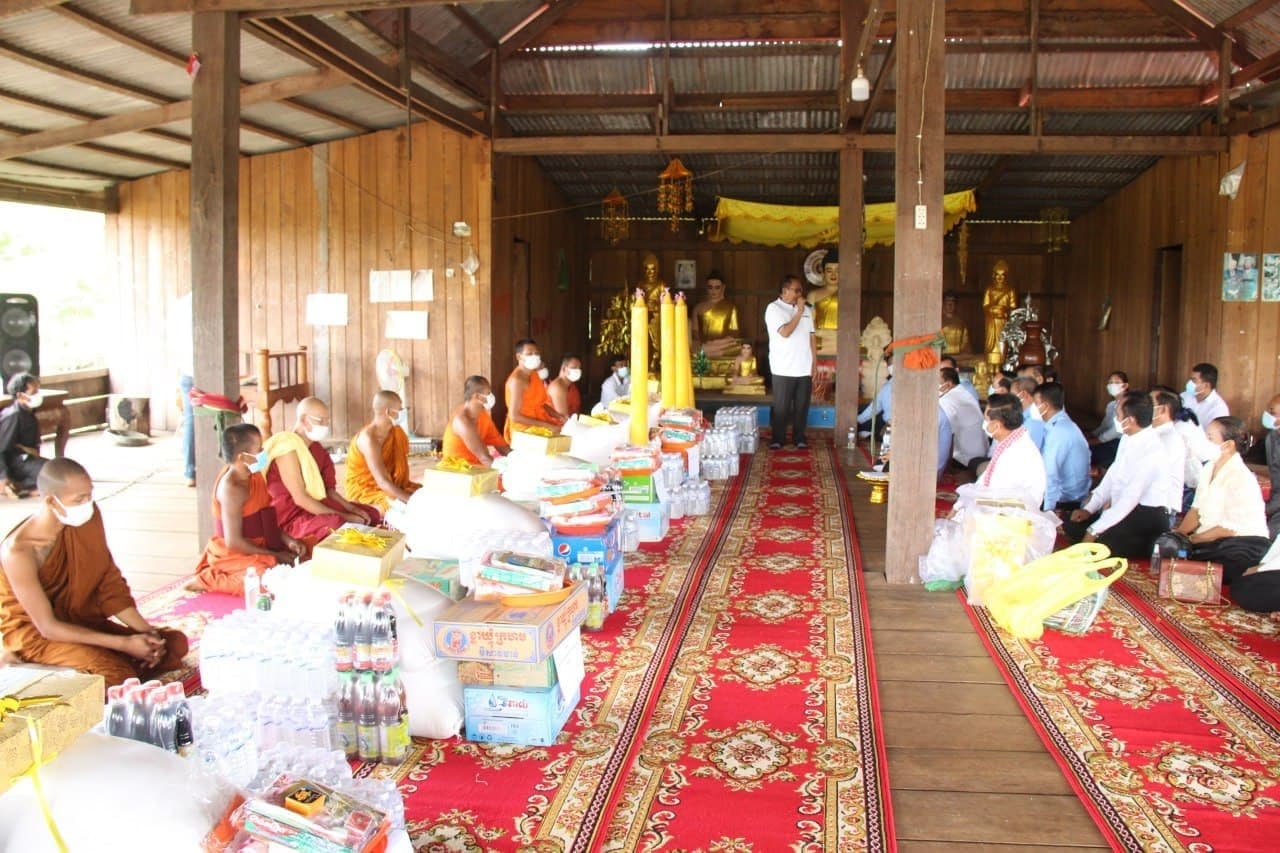 ប្រធានក្រុមការងាររាជរដ្ឋាភិបាល ចុះជួយខេត្តព្រះវិហារ ប្រគេនថវិកា និងគ្រឿងឧបភោគបរិភោគ ដល់ព្រះសង្ឃ ចំនួន ៨វត្ត