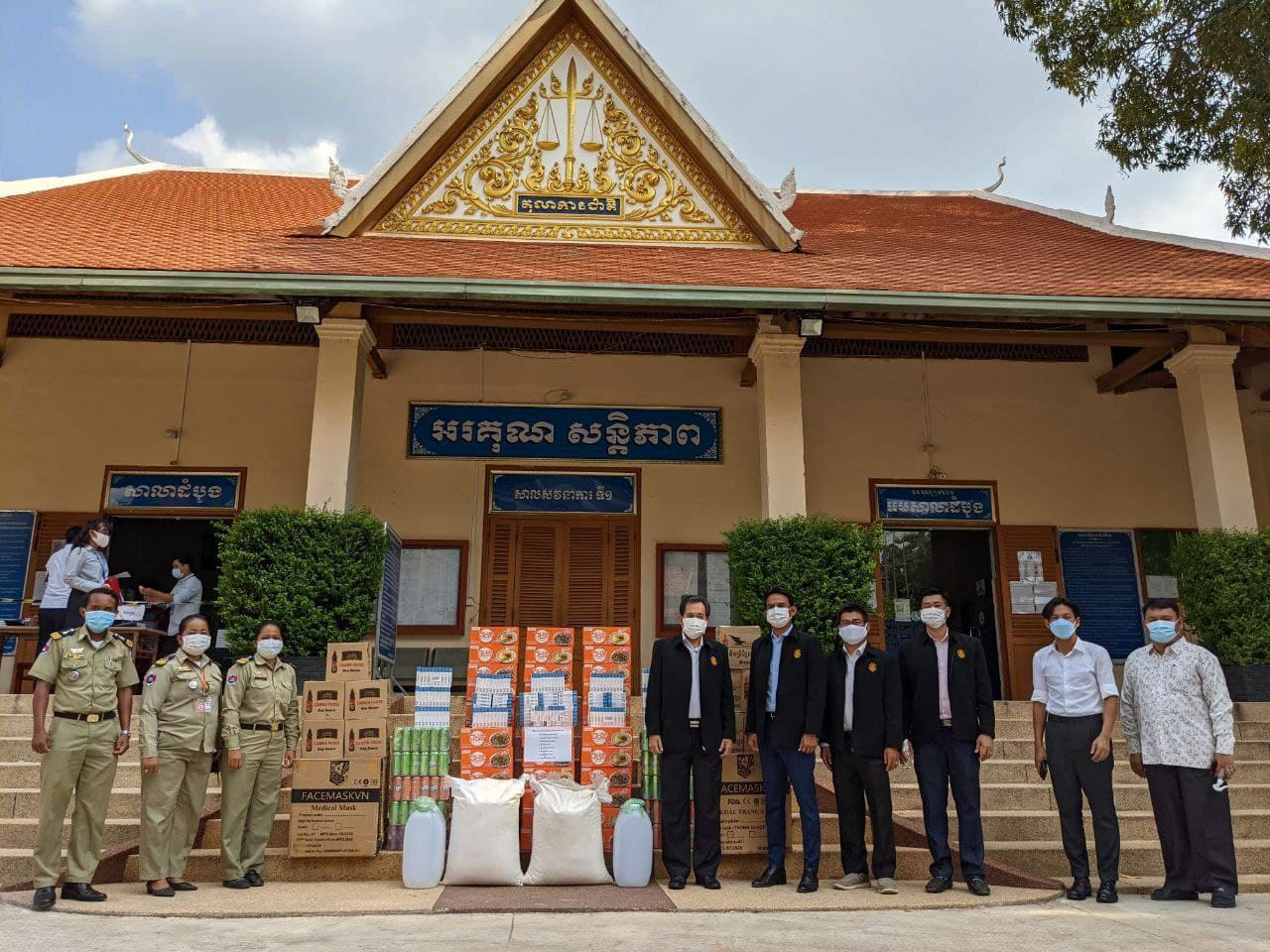 ឯកឧត្តម ព្រះរាជអាជ្ញា អយ្យការអមសាលាដំបូងខេត្តកំពង់ឆ្នាំងបានដឹកនាំក្រុមការងារនាំយកថ្នាំពេទ្យ និងសម្ភារៈប្រើប្រាស់ឧបត្ថម្ភ ដល់ពន្ធនាគារខេត្តកំពង់ឆ្នាំង