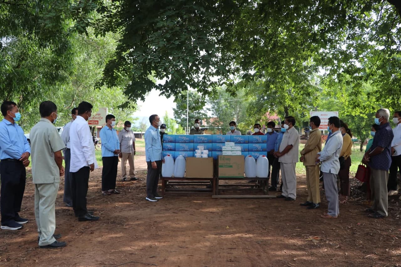 ប្រធានក្រុមការងារខេត្តចុះជួយស្រុកសង្គមថ្មី នាំយកថវិកា និងបរិក្ខាសុខាភិបាល ឧបត្ថម្ភដល់មណ្ឌលចត្តាឡីស័ក នៃវិទ្យាល័យសង្គមថ្មី ខេត្តព្រះវិហារ