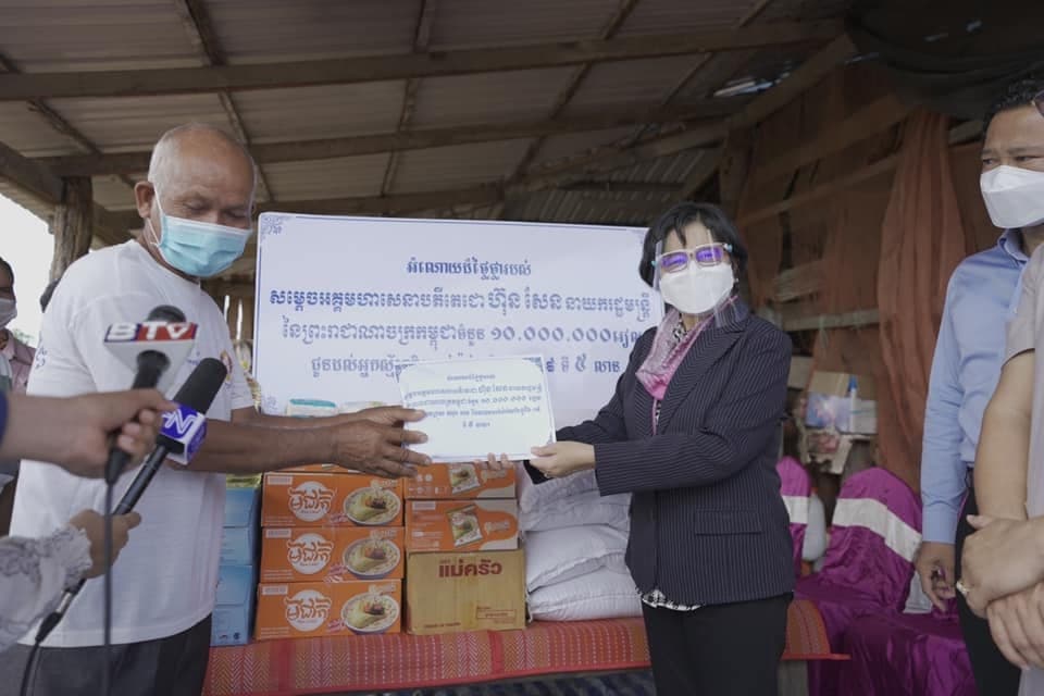 អំណោយរបស់ សម្តេចតេជោ ហ៊ុន សែន ត្រូវបានប្រគល់ជូនអ្នកស្ម័គ្រចិត្តចាក់វ៉ាក់សាំងកូវីដ-១៩ លេខរៀងទី ៥លាន