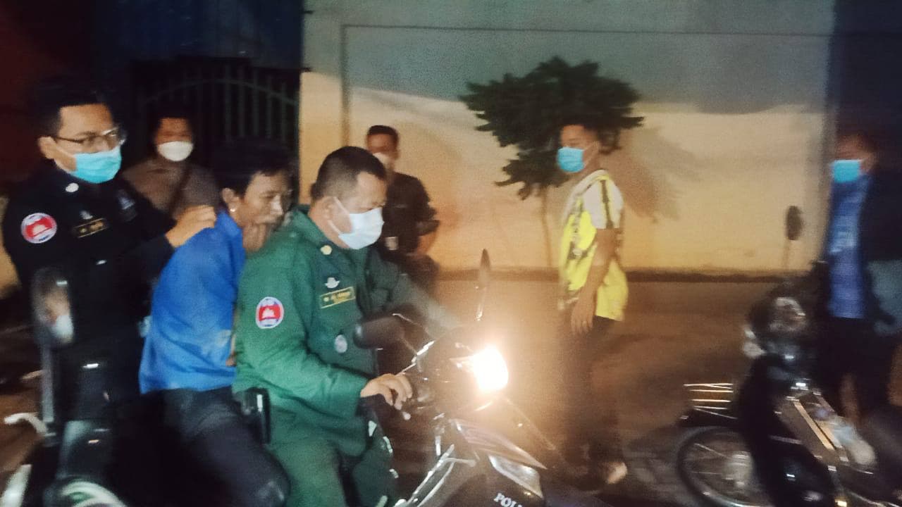 ជនសង្ស័យម្នាក់ផ្លោះរបង ចូលក្នុងក្រុមហ៊ុនទុកចោលមួយកន្លែងលួចសម្ភារៈ ត្រូវអ្នកយាមឃើញទាន់ចាប់ប្រគល់ជូនសមត្ថកិច្ច