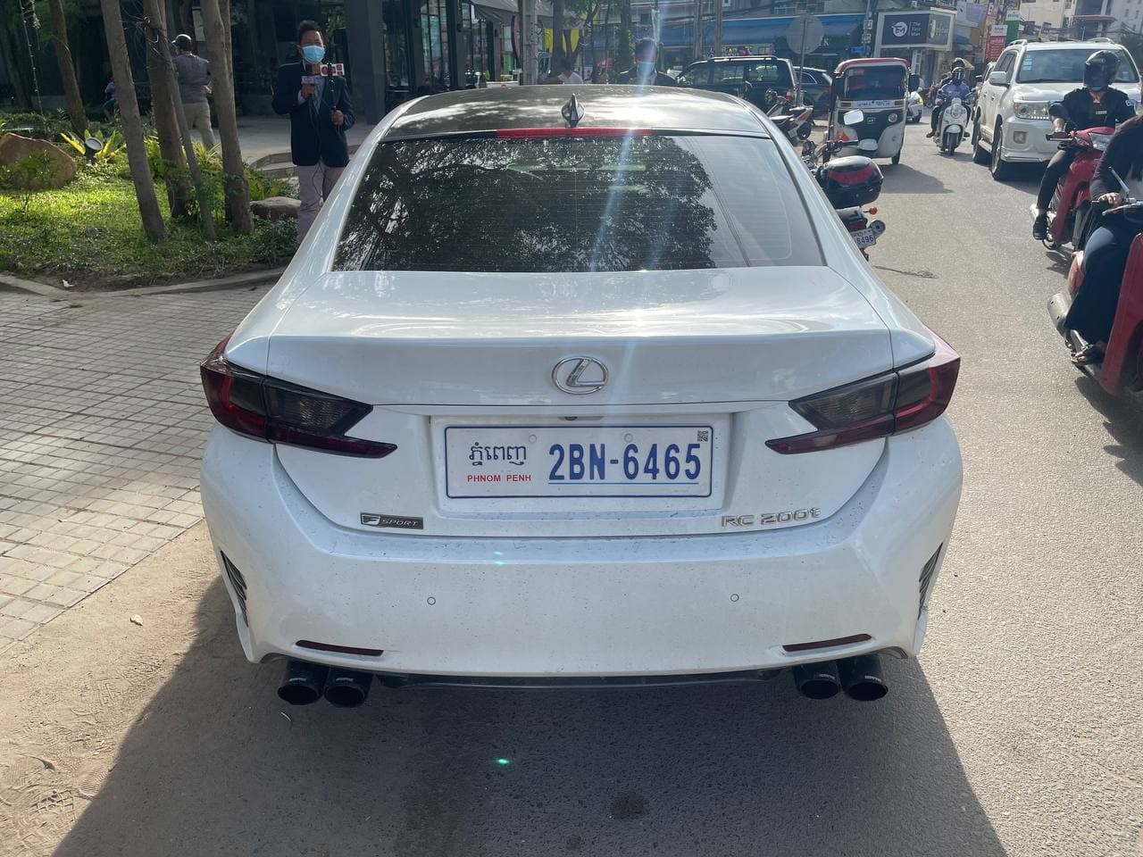 រថយន្ត ស៊េរី ទំនេីប មួយគ្រឿង  បុករះរថយន្តនិងម៉ូតូ ជាច្រើនគ្រឿង  បណ្តាលឱ្យមនុស្សរងរបួសធ្ងន់ស្រាលចំនួន២នាក់