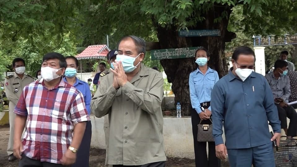 អភិបាលខេត្តស្ទឹងត្រែង ចុះពិនិត្យដំណើរការ ចាក់វ៉ាក់សាំងការពារជំងឺកូវីដ-១៩ និងមានប្រជាពលរដ្ឋប្រមាណ ៤០០នាក់ហើយ ដែលទទួលបានការចាក់វ៉ាក់សាំង
