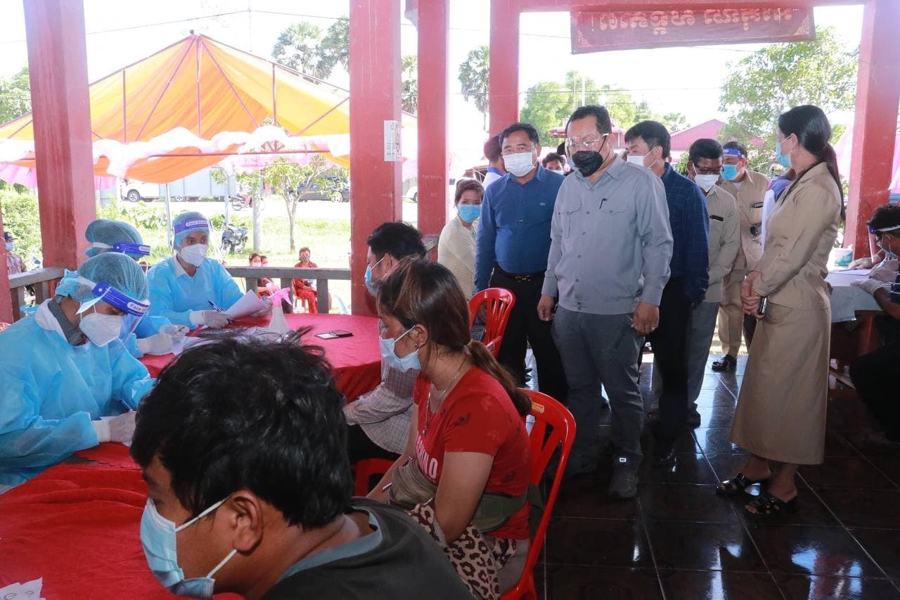អភិបាលខេត្តកែប បានចុះពិនិត្យដំណេីរការចាក់វ៉ាក់សាំងការពារជំងឺកូវីដ-១៩ ជូនប្រជាពលរដ្ឋ