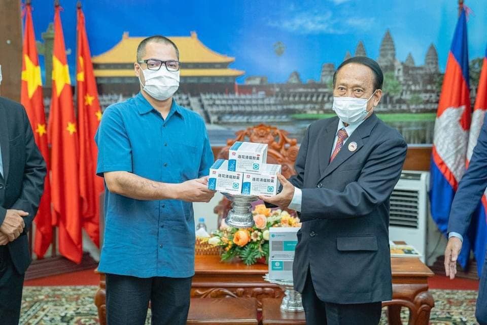 អភិបាលខេត្តព្រៃវែង អញ្ជើញទទួលអំណោយសម្រាប់ចូលរួមប្រយុទ្ធប្រឆាំងជំងឺកូវីដ-១៩