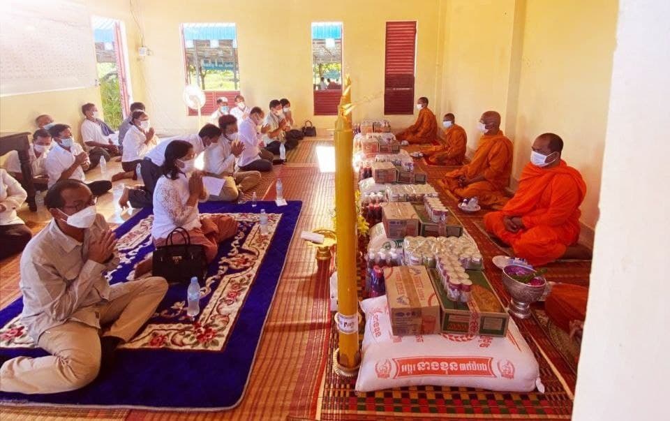 ឯកឧត្តម ស៊ុន សុវណ្ណារិទ្ធិ និង លោកជំទាវ កែ ច័ន្ទមុនី បាននាំយកទៀនព្រះវស្សា ទេយ្យវត្ថុ និង បច្ច័យប្រគេនព្រះសង្ឃគង់ចាំព្រះវស្សានៅវត្តចំនួន៥ ក្នុងឃុំពង្រ ស្រុករលាប្អៀរ
