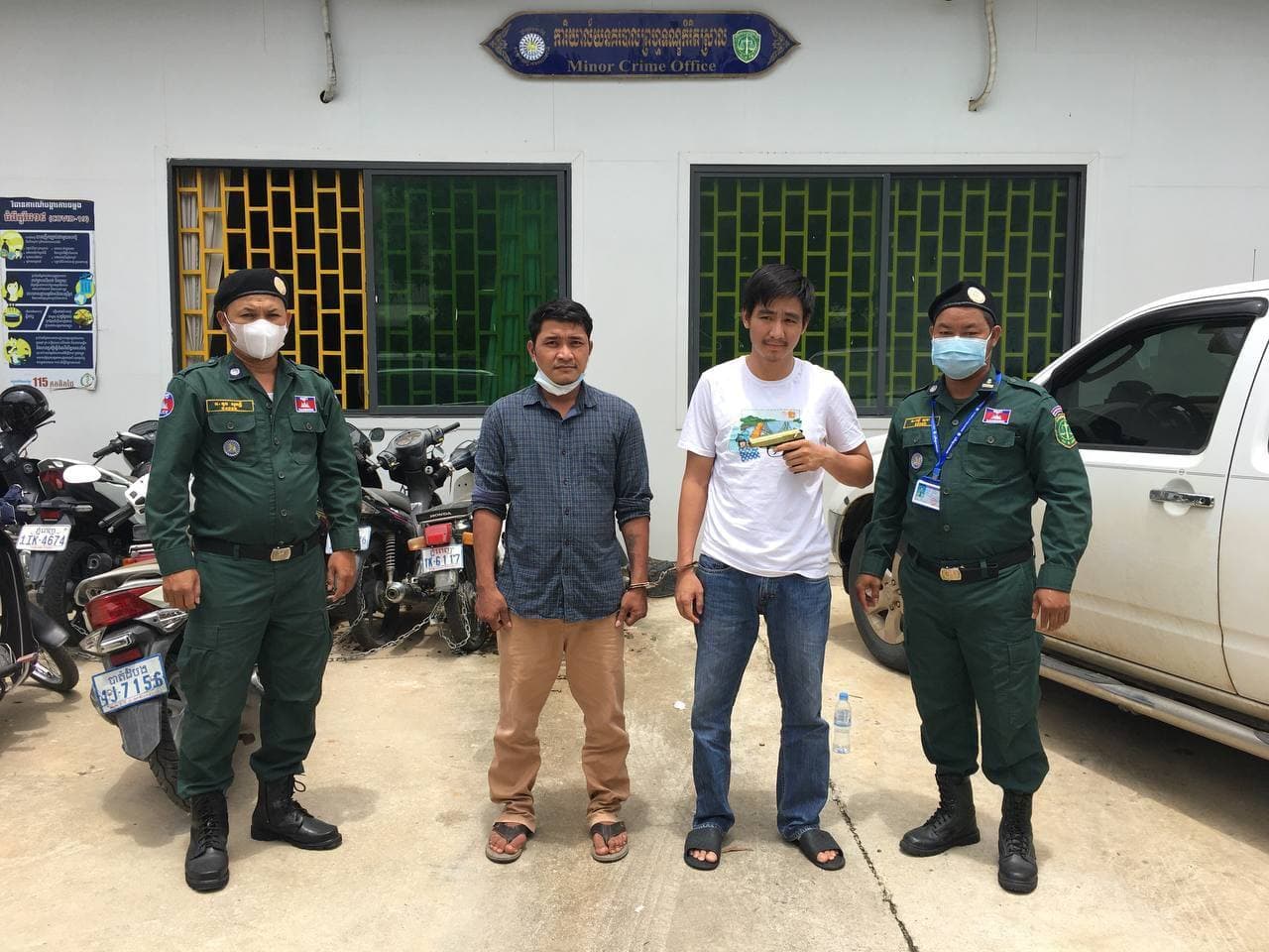 កាន់កាប់អាវុធខុសច្បាប់ ហេីយ  បាញ់១គ្រាប់ផ្អេីលដល់ប្រជាពលរដ្ឋនិងសមត្ថកិច្ចចុះឃាត់២នាក់បញ្ចូនទៅតុលាការ