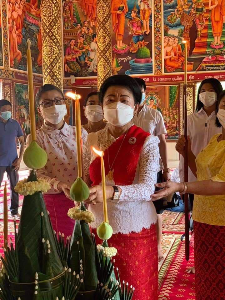 លោឧកញ៉ា ផែ ហុកឈួន និងលោកជំទាវឧកញ៉ា អ៊ឹង ស៉ីស្រ៊ន សទ្ធាជ្រះថ្វាយប្រកេនទៀនចំណាំព្រះវស្សាដល់ព្រះពុទ្ធរូបអង្គធំ និងព្រះសង្ឃគងនូវ វត្តវិហារសំណ