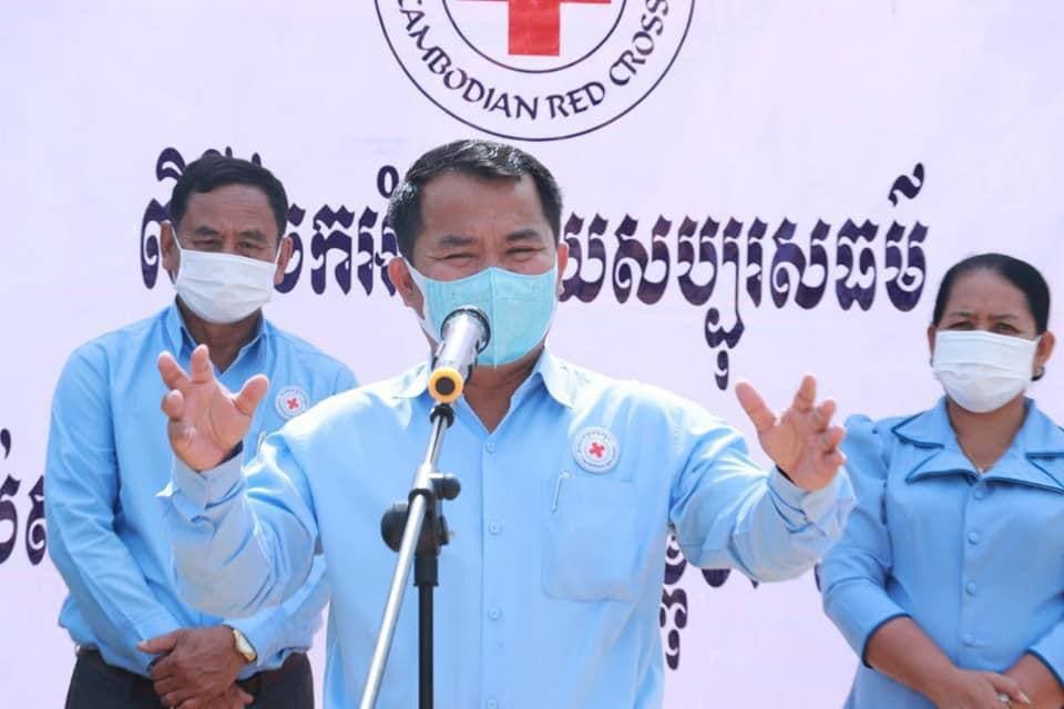 អភិបាលខេត្តកណ្ដាល អញ្ជើញចុះសួរសុខទុក្ខ និងនាំយកអំណោយជូនគ្រួសាររងគ្រោះដោយខ្យល់កន្ត្រាក់នៅឃុំសន្លុង ចំនួន ៩គ្រួសារ