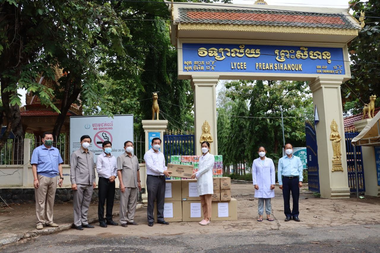 ឯកឧត្តម អ៊ុន ចាន់ដា នាំយកសម្ភារបង្ការជំងឺកូវីដ-១៩ រួមនឹងភេសជ្ជៈ ជូនដល់ក្រុមគ្រូពេទ្យនៃមន្ទីរពេទ្យព្យាបាលជំងឺកូវីដ-១៩ ចំនួន ២ក្នុងក្រុងកំពង់ចាម