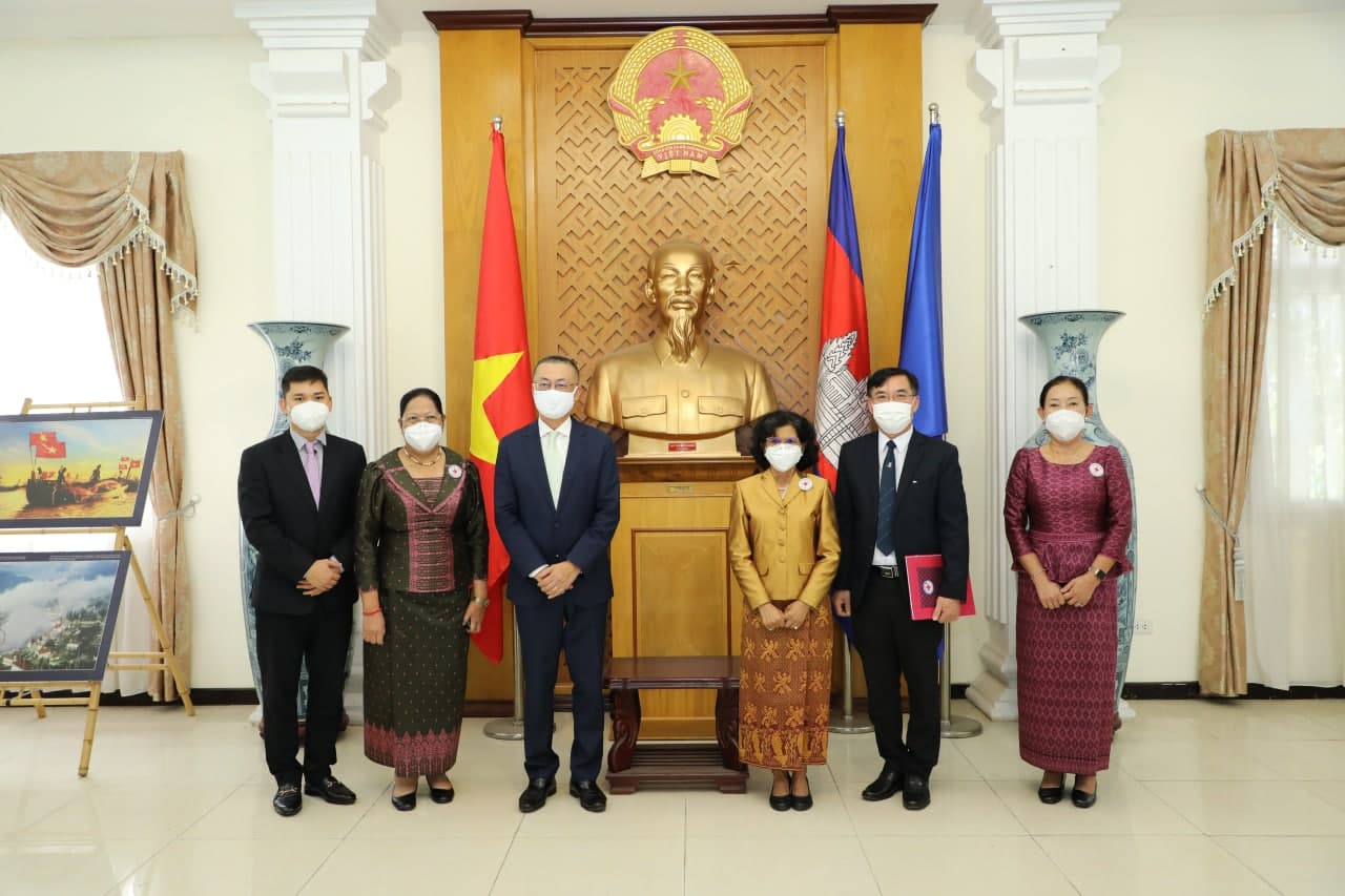 កាកបាទក្រហមកម្ពុជា ប្រគល់ថវិកា ១០ម៉ឺនដុល្លារអាមេរិក ជូន កាកបាទក្រហមវៀតណាម ដេីម្បីទប់ស្កាត់ជំងឺកូវីដ-១៩