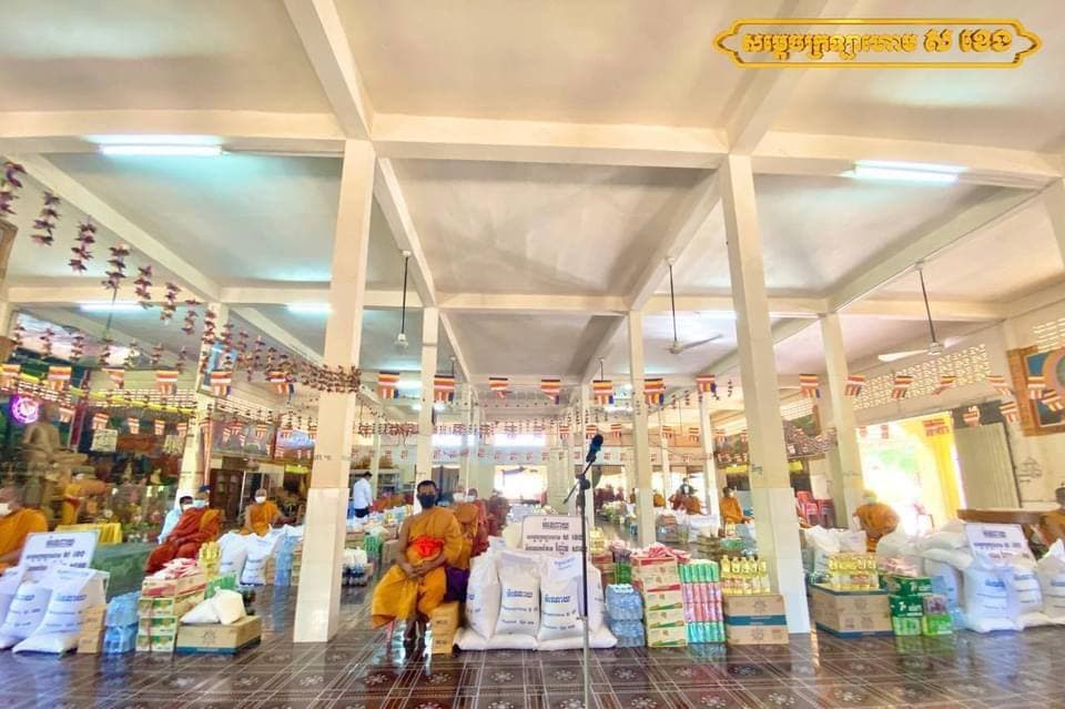 អំណោយសម្តេច ស ខេង ត្រូវបានថ្នាក់ដឹកនាំក្រុមការងារចុះជួយខេត្តបាត់ដំបងយកទៅប្រគេនព្រះសង្ឃគង់ចាំព្រះវស្សាចំនួន ៣៣វត្ត ក្នុងស្រុកបវេល