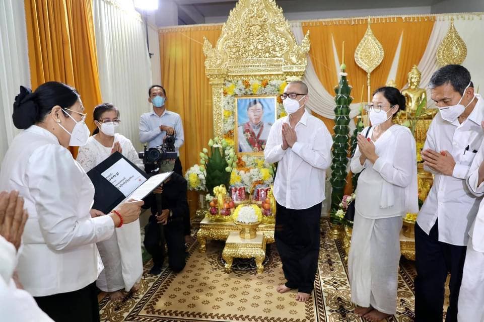 សម្តេចប្រធានកាកបាទក្រហមកម្ពុជា ចាត់តំណាងឲ្យចូលរួមក្នុងពិធីបុណ្យ ៧ថ្ងៃ និងចូលរួមរំលែកមរណទុក្ខដ៏ក្រៀមក្រំជាមួយក្រុមគ្រួសារសព ឯកឧត្តម ហុង ថែម