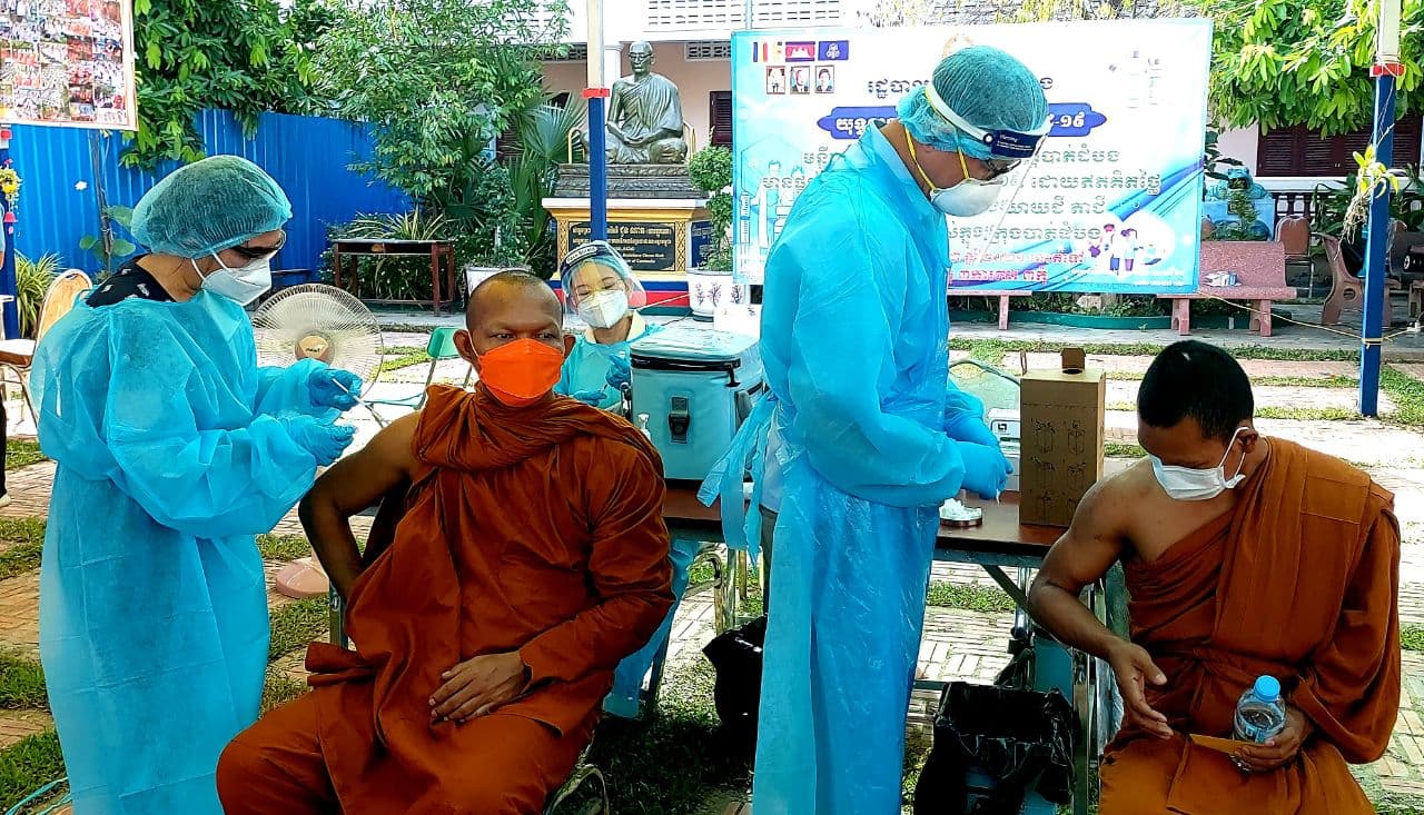 អភិបាលខេត្តបាត់ដំបង ស្នើសុំឲ្យព្រះសង្ឃជួយផ្សព្វផ្សាយ ដល់ប្រជាពុទ្ធបរិស័ទបន្ថែមទៀត អំពីរបត់រស់នៅតាមគន្លងបែបថ្មី ក្នុងកាលៈទេសៈ កូវីដ១៩ (មានវីដេអូ)