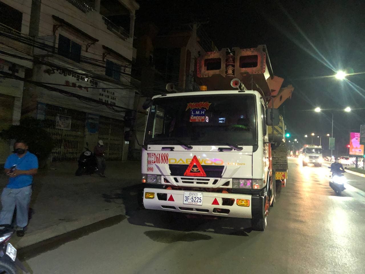 បេីករថយន្ត DAEWOO ធុនធំបុកបង្គោលភ្លេីងបាក់មួយដេីមនៅមុខវត្តនិរោធ  តែតៃកុងបេីកគេចមិនចង់ទទួលខុសត្រូវ