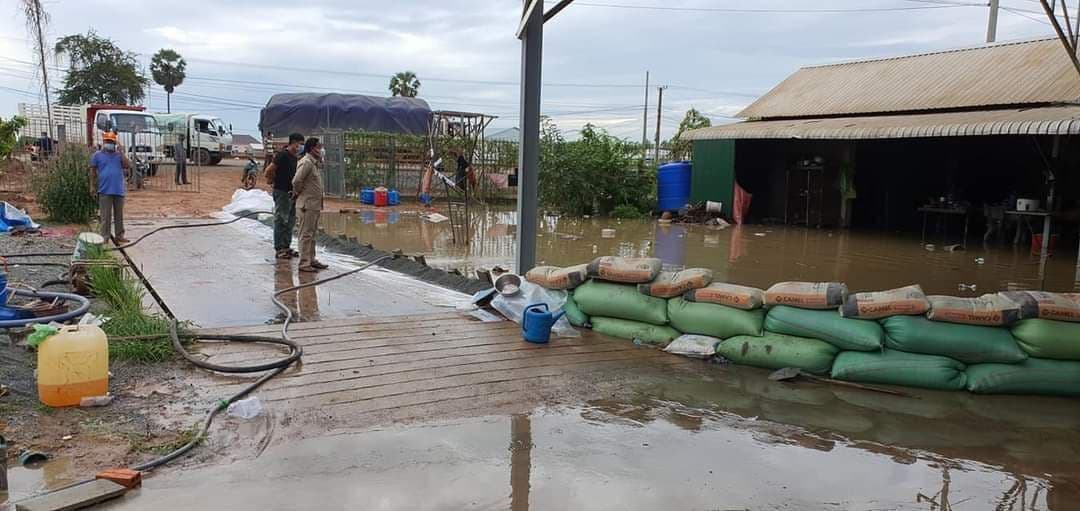 ជំនន់ទឹកភ្លៀង បណ្ដាលឲ្យលិចស្រូវស្រែរបស់បងប្អូនប្រជាពលរដ្ឋ និងរាំងស្ទះចរាចរណ៍ផ្លូវជាតិលេខ ៥ រយៈពេលខ្លី