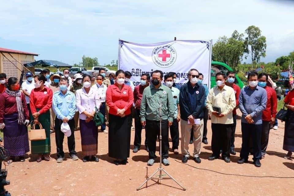 កាកបាទក្រហមកម្ពុជាខេត្តកែប នាំយកអំណោយផ្តល់ជូនអាជីវករលក់ដូរនៅផ្សារសេះសរ ចំនួន ១៥០គ្រួសារ ដែលបានរងគ្រោះដោយអគ្គិភ័យឆេះផ្សារ