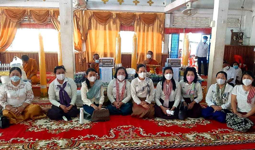ក្រុមការងារអ្នកម្តាយមនុស្សធម៌ ដឹកនាំដោយលោកជំទាវ ហុង ផាន្នី ងួន រតនៈ និងជាតំណាងលោកជំទាវ ញ៉ែមសាខន-សខេង បាននាំយកទៀនព្រះវស្សារួមនិងទេយ្យទាន-ទេយ្យវត្ថុ គ្រឿងឧបភោគ-បរិភោគ ព្រមទាំងបច្ច័យ ប្រគេនដល់ព្រះសង្ឃនៅវត្តចំនួន៣