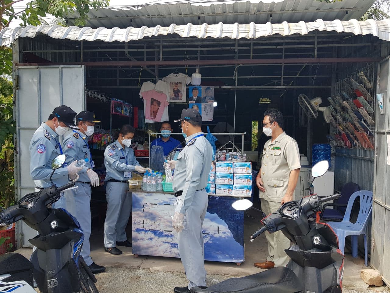 មន្ត្រីជំនាញរកឃើញអាកុលក្លែងក្លាយ ១០០លីត្រ និងទំនិញខូចគុណភាព ១៥គីឡូក្រាមនៅក្រុងស្វាយរៀង