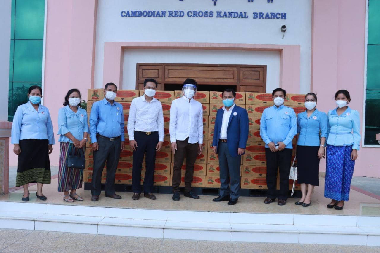 លោកឧកញ៉ា ឡេង ប្រុស ឧបត្ថម្ភថវិកា១០០លានរៀល និងត្រីខកំប៉ុង១ពាន់កេសជូនរដ្ឋបាលខេត្តកណ្តាល ដើម្បីផ្តល់ជូនពលរដ្ឋជួបការខ្វះខាតដោយសារជំងឺកូវីដ១៩