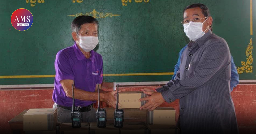 អភិបាលខេត្តតាកែវ អញ្ជើញផ្ដល់វិទ្យុទាក់ទងចំនួន ២៥គ្រឿង ដល់ប្រជាការពារភូមិ ក្នុងឃុំគោកពោធិ៍ ស្រុកបូរីជលសារ