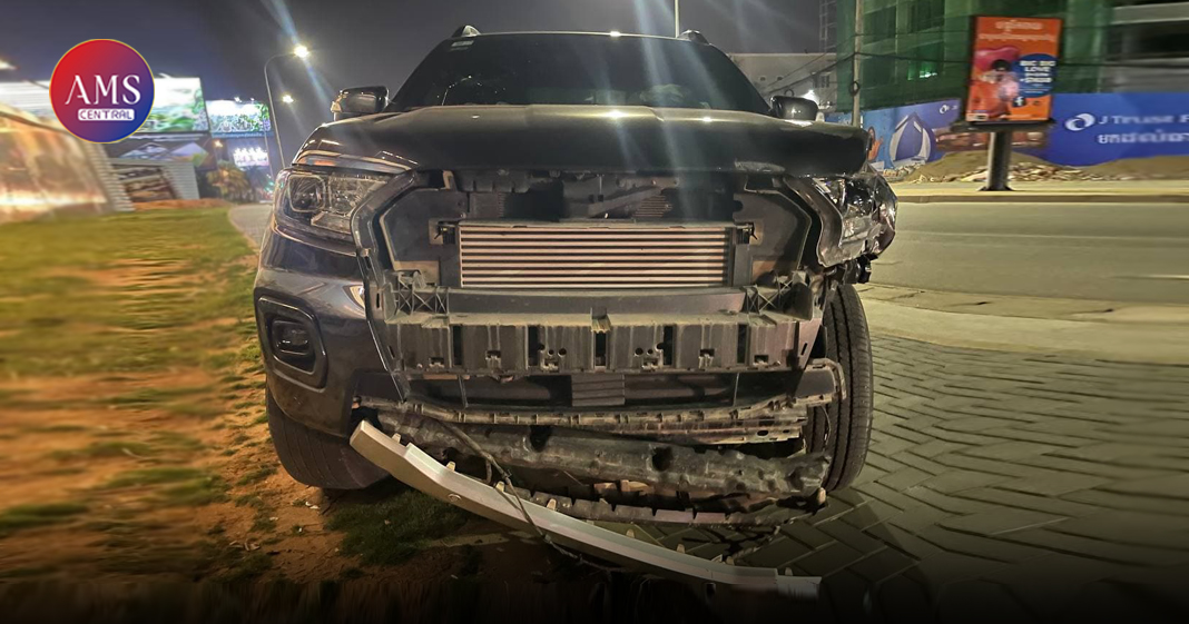 បុរសម្នាក់ បើករថយន្ត Ford មួយគ្រឿង បុកស្លាកប៉ាណូពេញទំហឹង បណ្ដាលឱ្យរងការខូចខាត យ៉ាងដំណំ