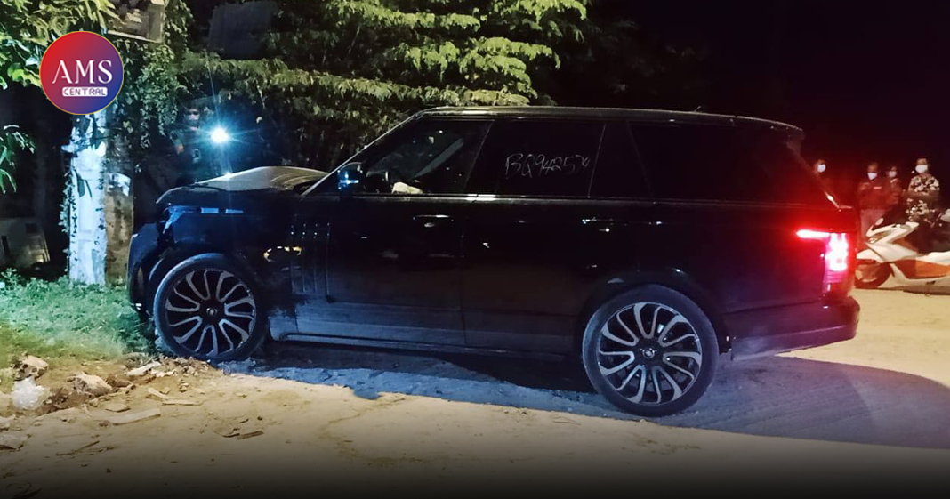 រថយន្តទំនេីប Range rover ពន្លះបង្គោលភ្លើងថ្មខ្ទេចមួយកំណាត់មុខនៅផ្លូវ២០១១ ខណ្ឌសែនសុខ