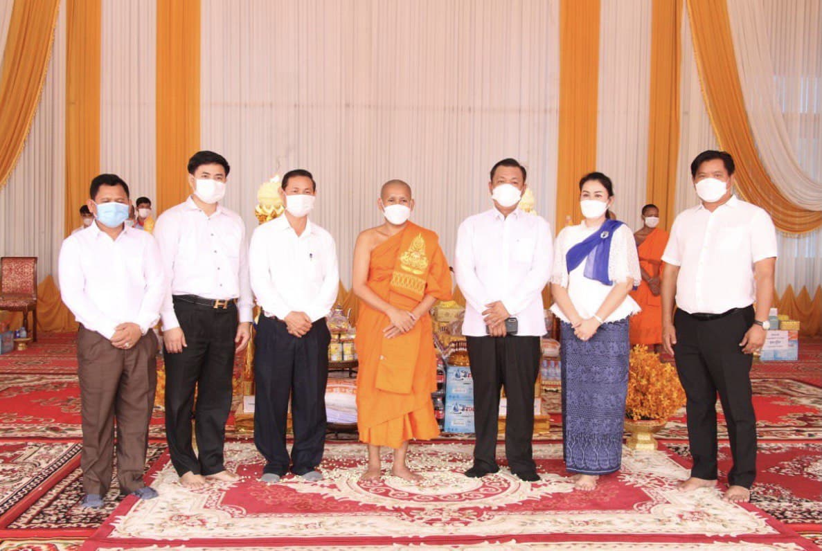 តំណាងឯកឧត្តម ងួន ញ៉ិល នាំទៀនព្រះវស្សា និងទេយ្យទាន ប្រគេនព្រះសង្ឃគង់ចាំព្រះវស្សាចំនួន ១២វត្ត ក្នុងខេត្តកំពង់ធំ