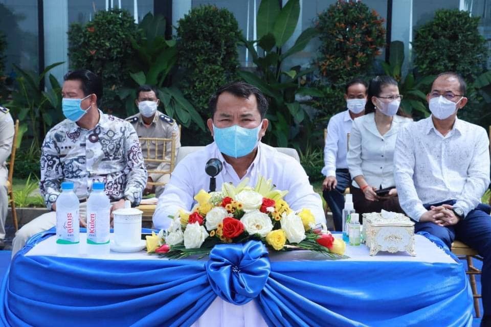 អភិបាលខេត្តកណ្ដាល អញ្ជើញសំណេះសំណាល សាកសួរសុខទុក្ខ និងចែកអំណោយ ដល់កម្មករ និងប្រជាពលរដ្ឋ នៅបុរីML ធារ៉ា