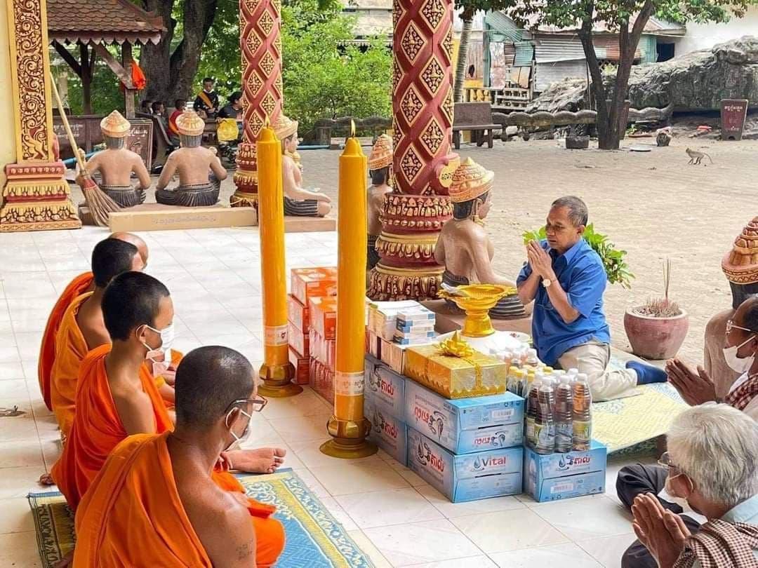 ឯកឧត្តម ម៉ែន សុផុន នាំយកទៀនព្រះវស្សា ទេយ្យវត្ថុ របស់លោកជំទាវ ម៉ែន សំអន ប្រគេនដល់ព្រះសង្ឃគង់ចាំព្រះវស្សា វត្តលើភ្នំសន្ទុក