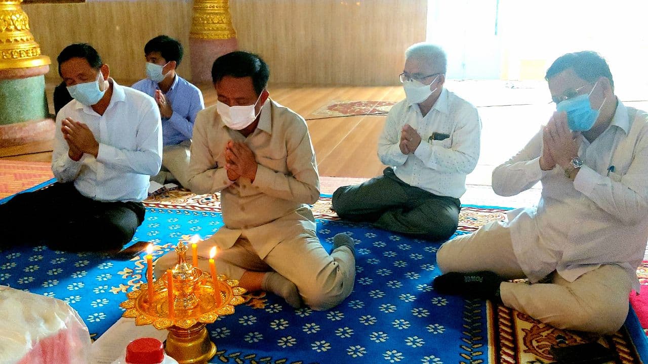 ឯកឧត្តម ងួន រតនៈ អភិបាលខេត្តបាត់ដំបង ជាតំណាងសម្តេចក្រឡាហោម សខេង និងលោកជំទាវបាននាំយកទៀនចាំព្រះវស្សារួមនិងទេយ្យទាន-ទេយ្យវត្ថុ ព្រមទាំងបច្ច័យ ប្រគេនដល់ព្រះសង្ឃតាមបណ្តាវត្តចំនួន៥ នៅក្នុងក្រុងបាត់ដំបង