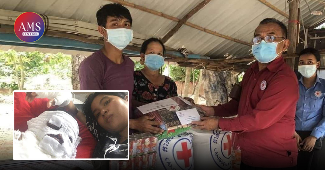 កាកបាទក្រហមកម្ពុជាខេត្តសៀមរាប ផ្ដល់អំណោយមនុស្សធម៌ ជូនដល់គ្រួសារ រងគ្រោះ ដោយសារកូនងោកធ្លាក់ចូលឆ្នាំងសម្លទឹកនំបញ្ចុក