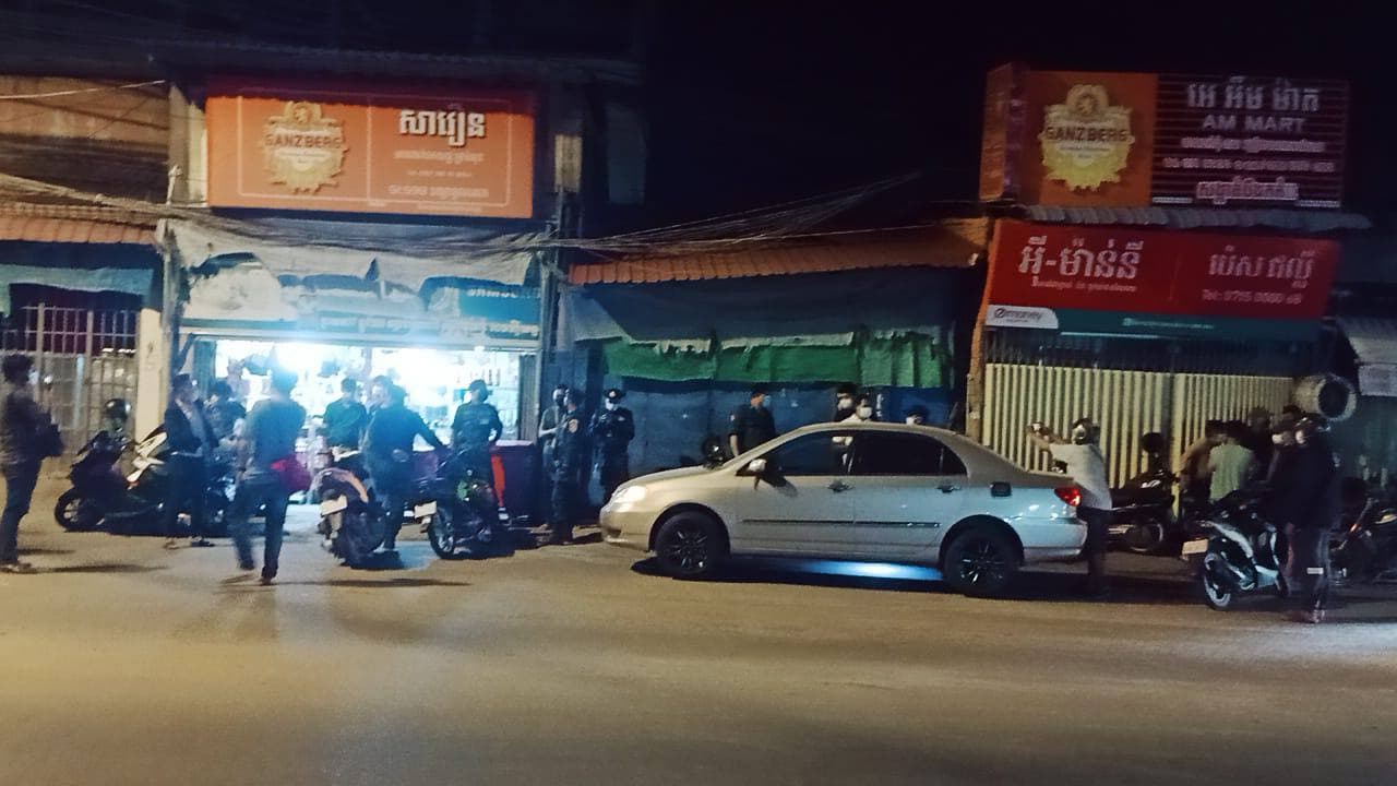 បុរសម្នាក់បើករថយន្តកូរ៉ឡា ទៅកៀររថយន្តមួយគ្រឿង ចតស្ងៀមរងការខូចខាត រួចព្យាយាមបើករត់ ត្រូវប្រជាពលរដ្ឋដេញឃាត់ជាប់