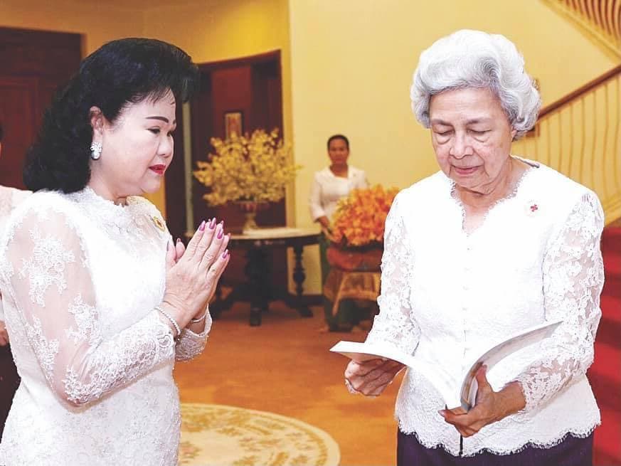 សម្តេច ប៊ុន រ៉ានី ទូលថ្វាយសារលិខិតថ្លែងអំណរព្រះរាជគុណ សម្តេចព្រះមហាក្សត្រី ដែលព្រះអង្គបានប្រោសព្រះរាជទាន សៀវភៅ ១ក្បាល និងកាក់ចំនួន ១ ដែលមានព្រះបរមរូប ព្រះមហាក្សត្រ