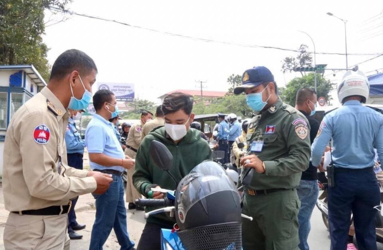 គ្រប់ពេលចេញក្រៅផ្ទះត្រូវពាក់ម៉ាស់ឲ្យបានត្រឹមត្រូវ សមត្ថកិច្ចនឹងធ្វើការផាកពិន័យតាមច្បាប់កំណត់ថ្មី