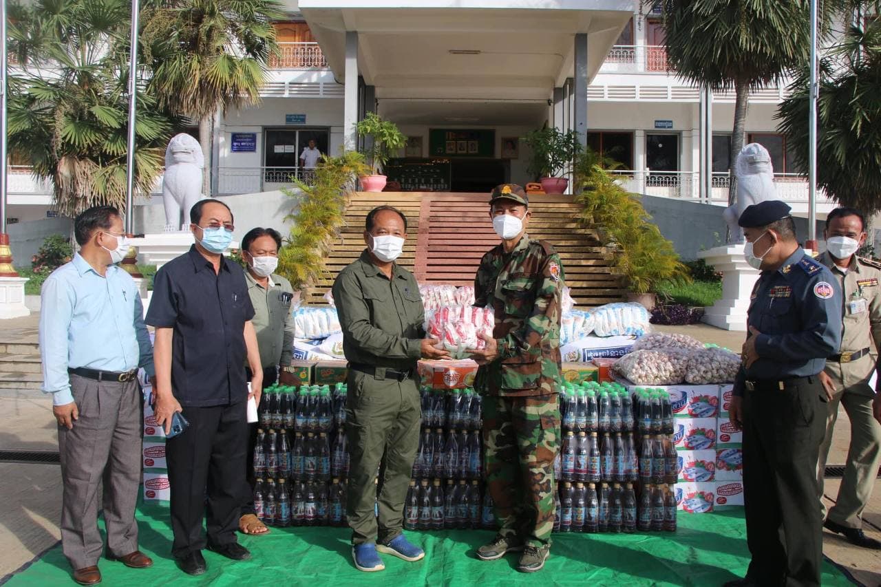 អភិបាលខេត្តបន្ទាយមានជ័យ ផ្តល់ស្បៀងអាហារ និងថវិកាជូនដល់​កងកម្លាំងទំាង៣ប្រភេទ ក្នុងយុទ្ធនាការចាក់វ៉ាក់ សាំងជូន ប្រជា​ពលរដ្ឋ