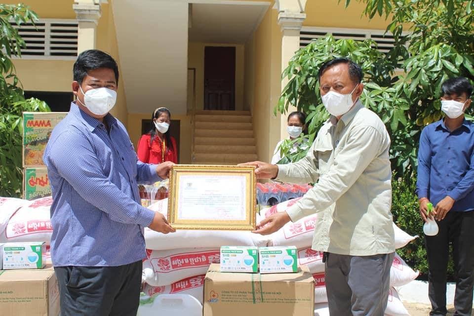 ឯកឧត្តម បណ្ឌិត ជា ប៊ុនហេង ផ្តល់អំណោយជូនដល់សាលាស្រុកកំពង់ត្របែក