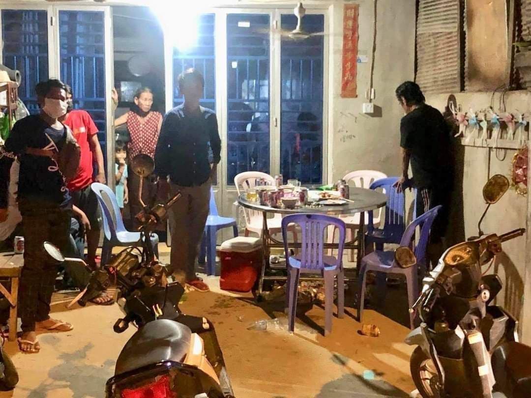 ប្រមូលផ្តុំគ្នាផឹកស៊ីគ្រឿងស្រវឹង ឈានដល់ កម្លាំងកងរាជអាវុធហត្ថខណ្ឌសែនសុខ ឃាត់ខ្លួន មនុស្ស០៨នាក់ ស្រី០១នាក់ !